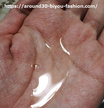 ｄプログラム美白化粧水を手に出した画像